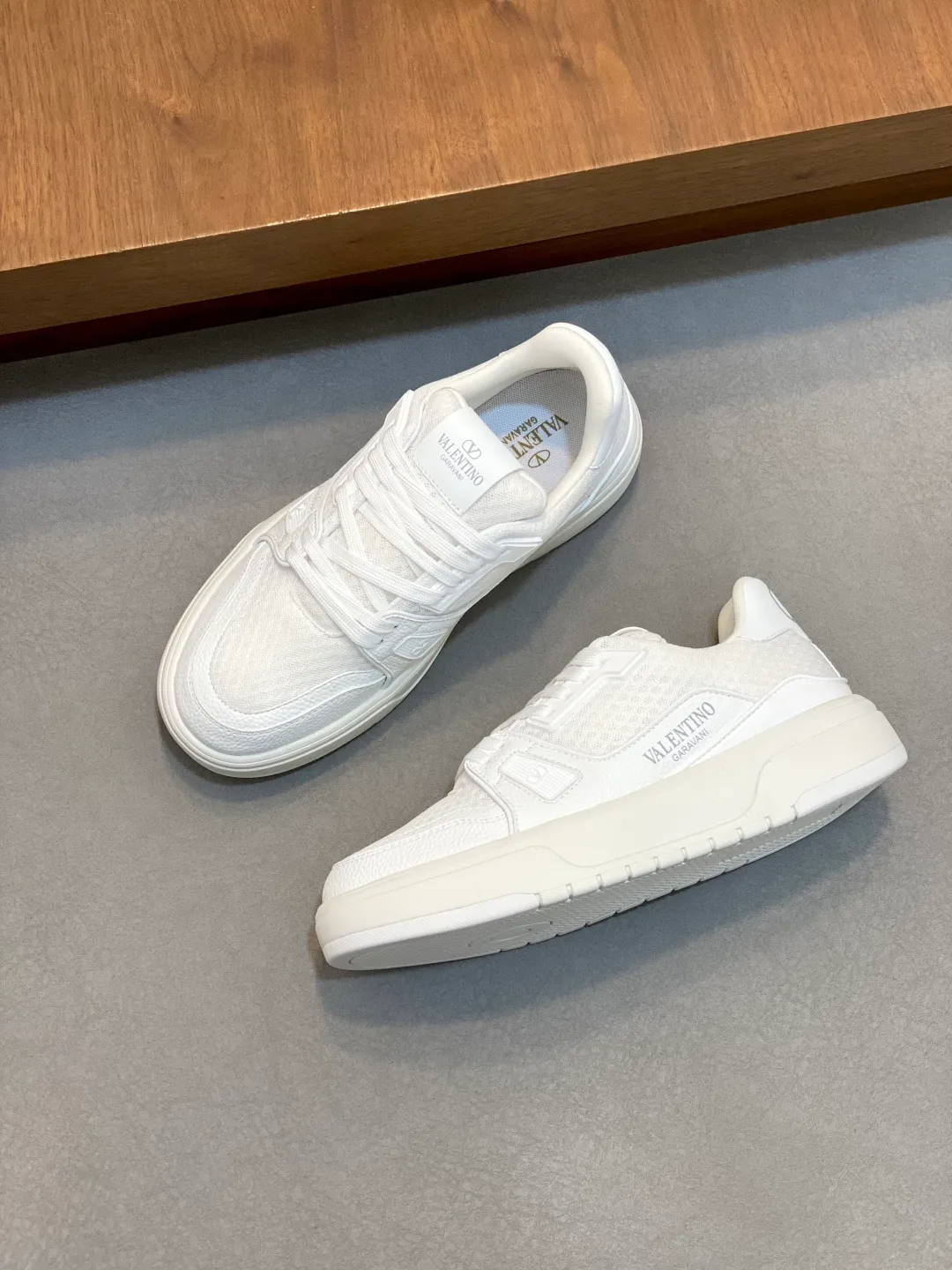 Men's shoes 💰660 Valentino/VALENTINO JOIE DE JOUER couple's low-top sneakers. This sneaker is made of splicing and is decorated with rubber VLOGO SIGNATURE details on the front. The upper is punched and the tongue is decorated with VLOGO SIGNATURE. Logo, with two-color rubber outsole, suede leather fabric lining, logo cowhide insole, fashionable and elegant style, comfortable and breathable for the upper foot, full of personality, and comes with a complete set of original packaging! Code number: 39-44 (38, 45 customized)